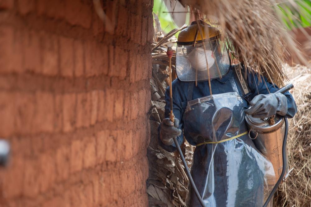 Un pulvérisateur traite une maison contre les moustiques lors de la campagne 2019 de pulvérisation intra-domiciliaire dans le district sanitaire de Kinyinya au Burundi. 