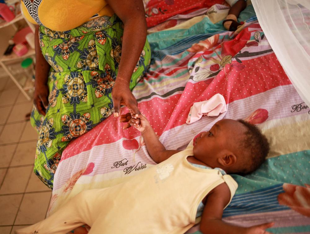 Ako Stephanie est assise avec ses deux enfants après avoir été amenée à l'hôpital du district de Mamfe par l'ambulance de MSF. 