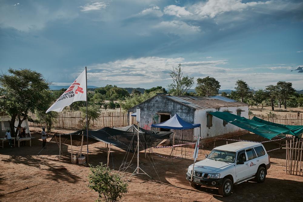 A madagascar, MSF a commencé à mettre en place des cliniques mobiles dans le district d'Amboasary pour dépister et traiter la malnutrition aiguë dans les villages reculés comme ceux de la commune de Ranobe.  