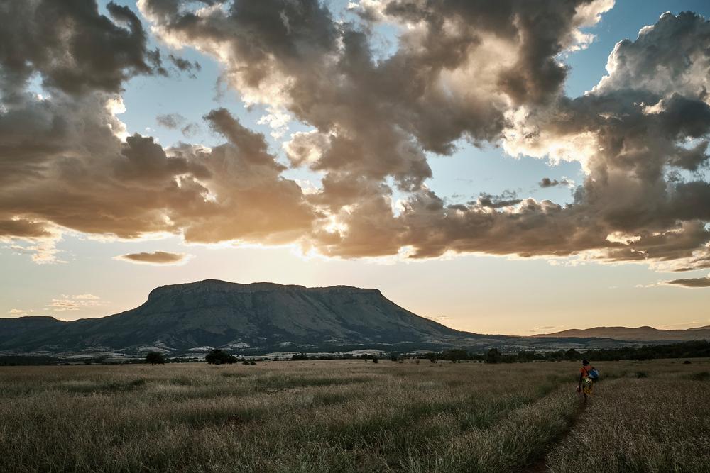 Malgré la beauté des paysages qui entourent la commune de Ranobe, les habitants sont isolés. Ils doivent marcher pendant des heures pour atteindre le premier centre de santé fonctionnel. 