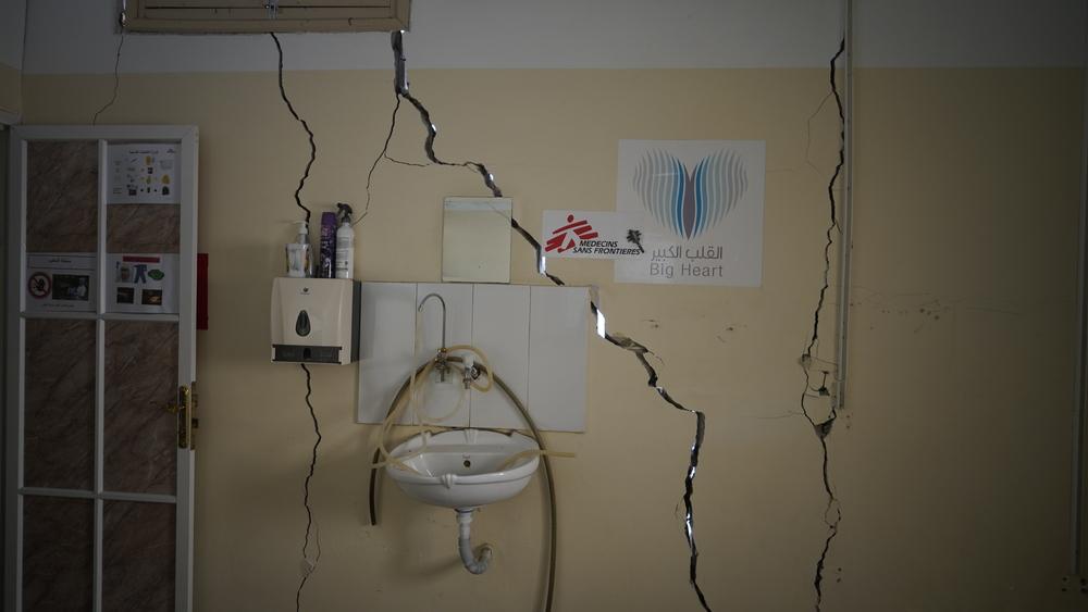 Vue d&#039;un mur de la clinique MSF de la ville de Gaza suite aux bombardements de l&#039;armée israélienne.  