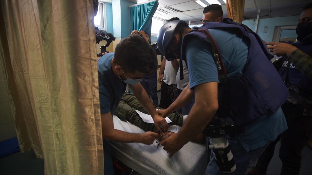 Un Palestinien reçoit des services médicaux après avoir été blessé. Mai, 2021 