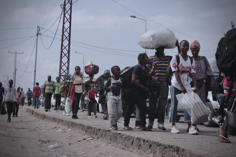 Certains habitants de Goma quittent leurs quartiers et leurs maisons pour se rendre à Sake, pour éviter une nouvelle éruption volcanique du Nyirangongo. 