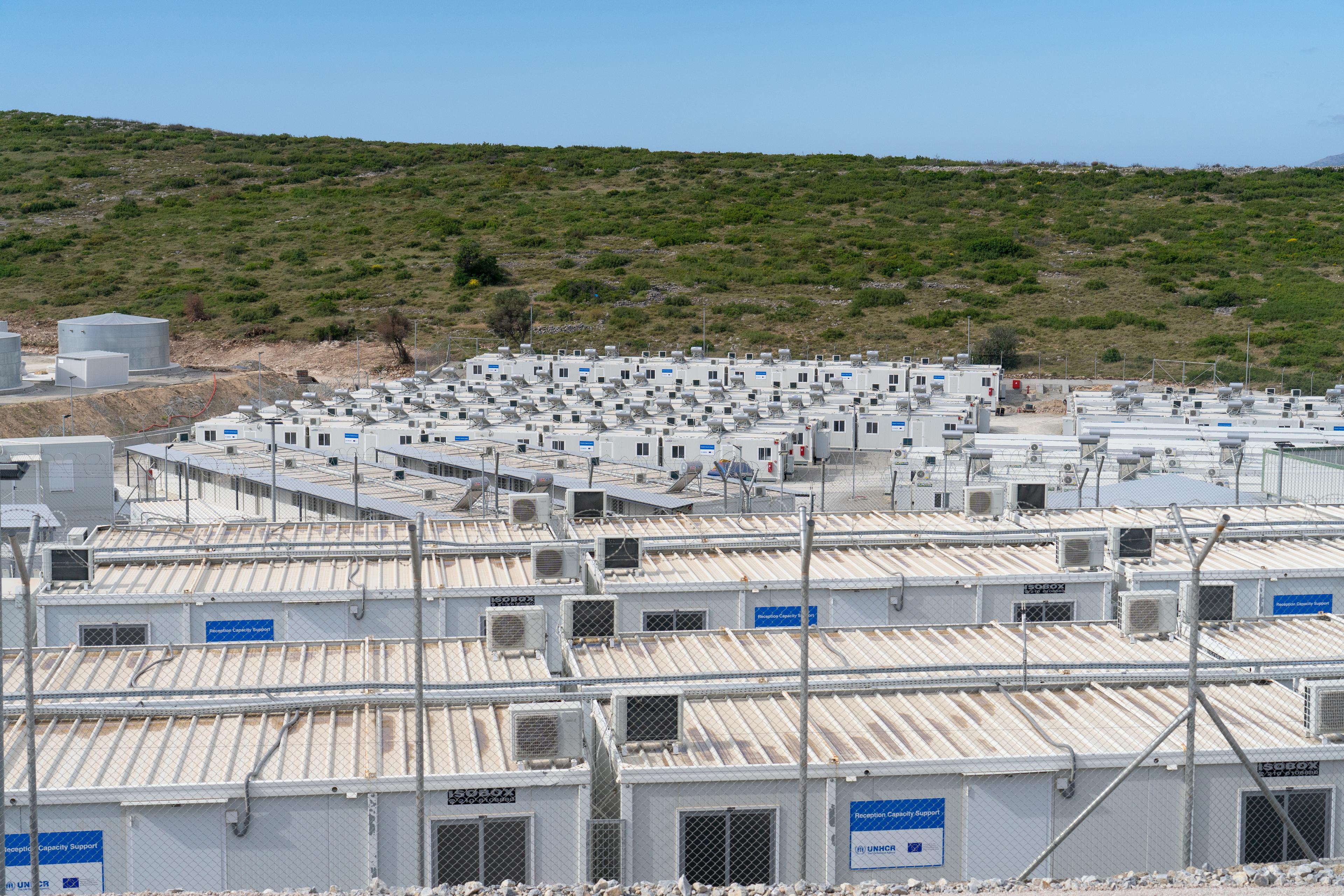 Un tout nouveau centre d&#039;accueil, situé à seulement 5 km de la ville de Vathy, est en cours de construction sur l&#039;île de Samos. Grèce, mai 2021. 