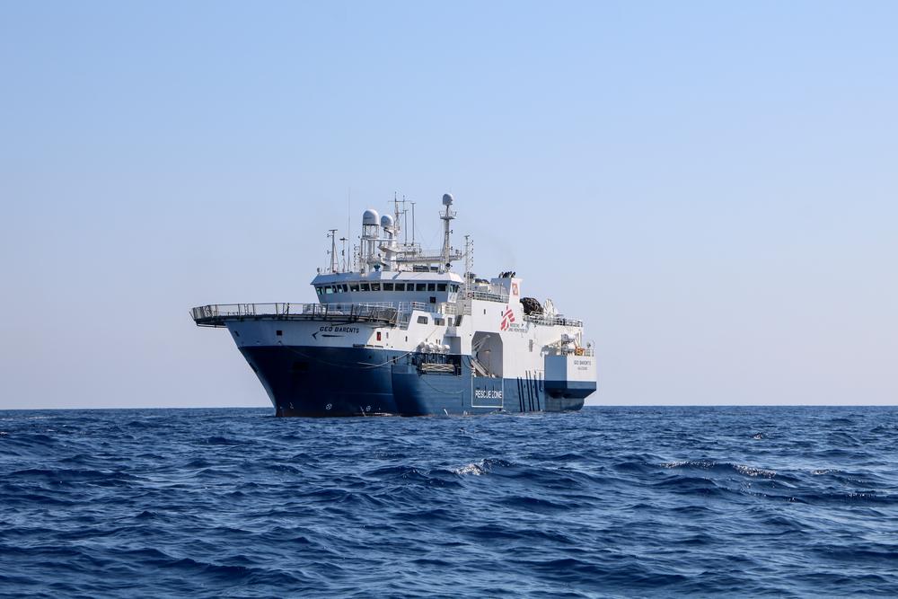 Vue générale du Geo Barents depuis les RHIBS (bateaux rapides). 