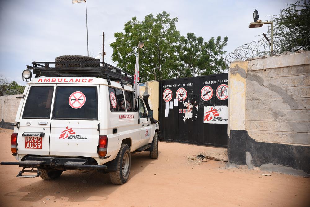 Une ambulance MSF devant le portail du complexe MSF à Dagahaley. 