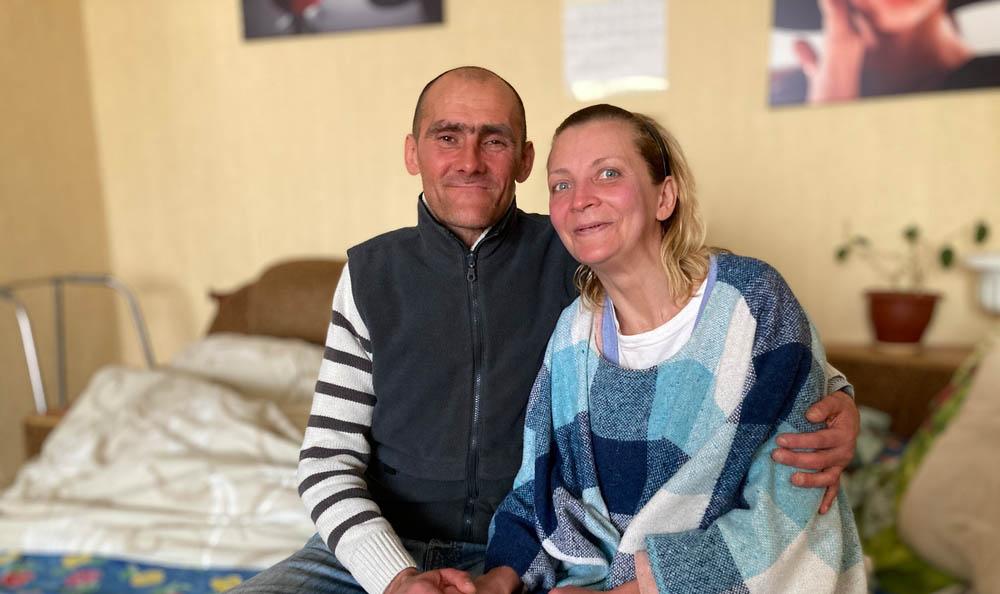 Sergey et Natasha, survivants de la tuberculose résistante aux médicaments, dans leur maison à Zhytomyr, en Ukraine. 