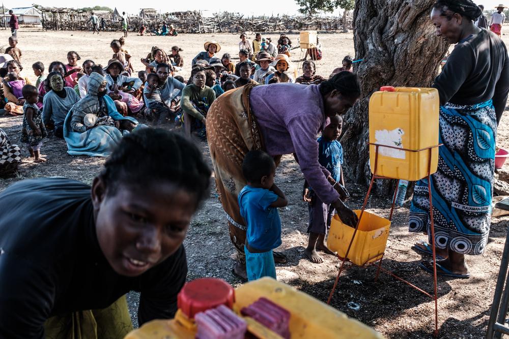Depuis mars, MSF a distribué 190 m3 d’eau, 2 872 jerrycans et 3 870 barres de savon. 