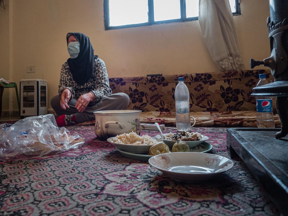 Fawziyya Al-Sahili dans son salon. 