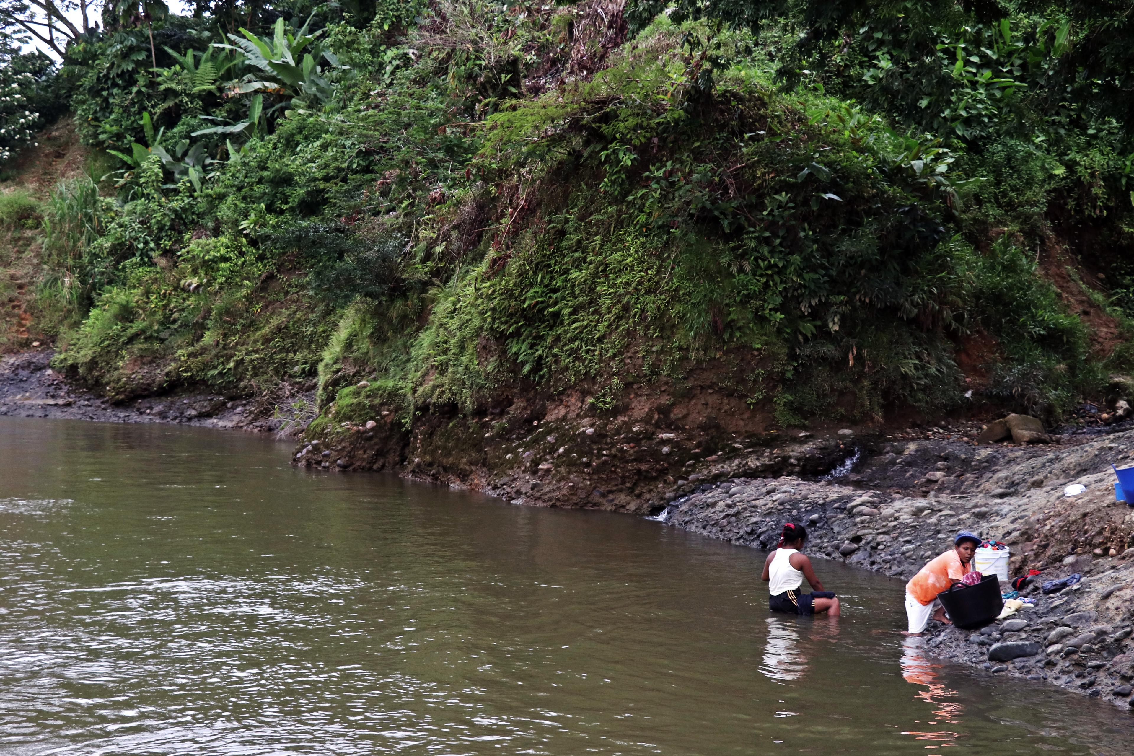 In various cases, the displaced population accesses the river to satisfy their needs, as well as for consumption. 