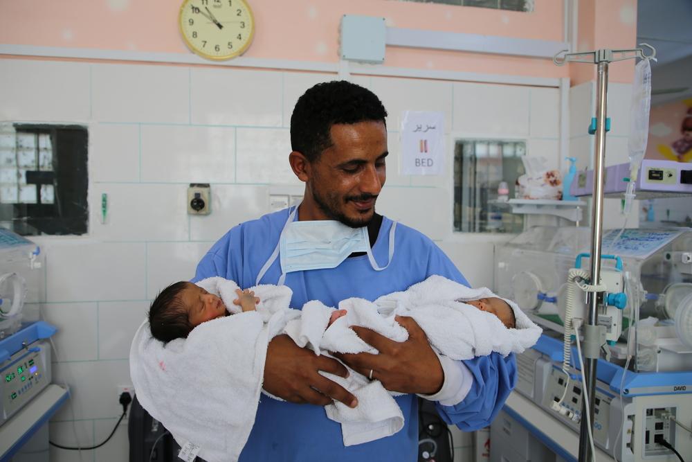 Un père heureux, Wael Abdul Jabbar Mahyub, tient affectueusement dans ses bras ses jumelles Heba et Malath qui sont soignées dans l&#039;unité de soins spéciaux pour bébés soutenue par MSF à l&#039;hôpital Al Jamhouri de Taiz City, au Yémen 