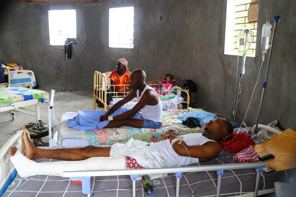 A medical team, including two surgeons and an operating room nurse, was able to travel to Jérémie on August 15 and began working in St. Antoine’s hospital, completing 10 surgeries on 16 and 17 of August. 