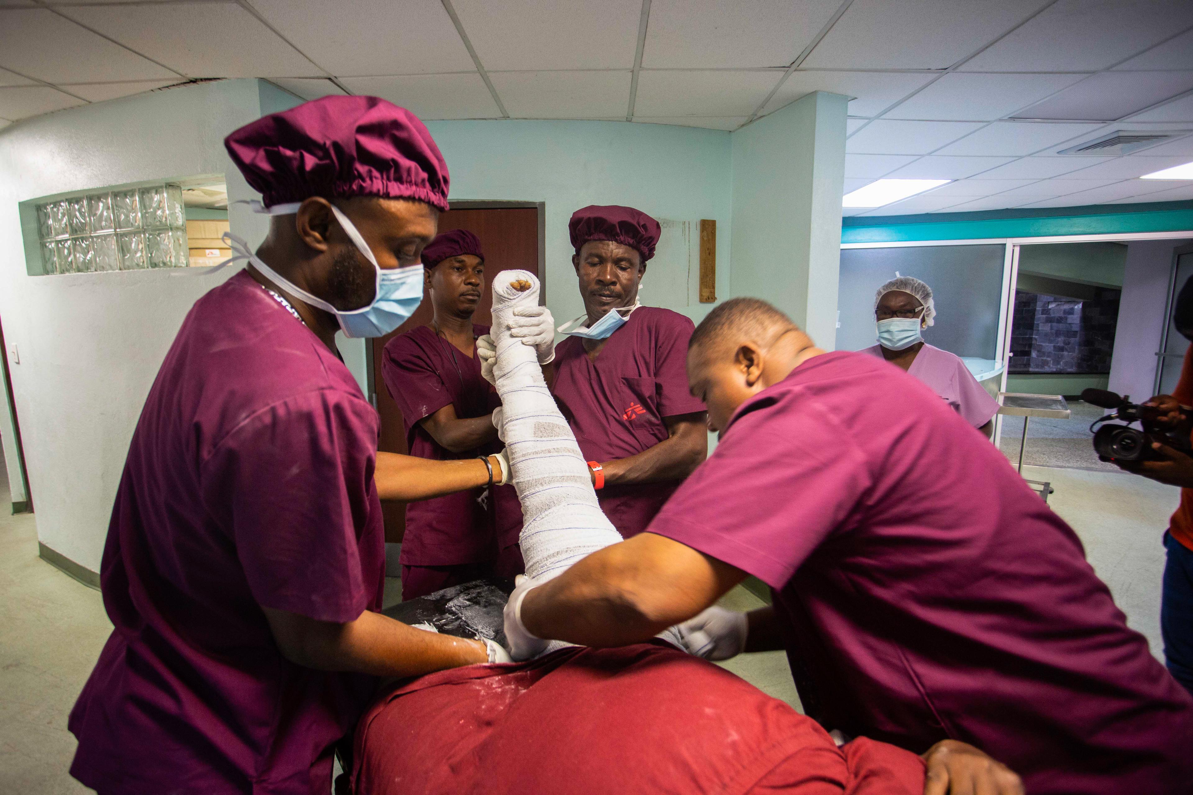 Une équipe médicale de l'hôpital de Tabarre s'occupe d'un patient, blessé lors du tremblement de terre. August 2021 