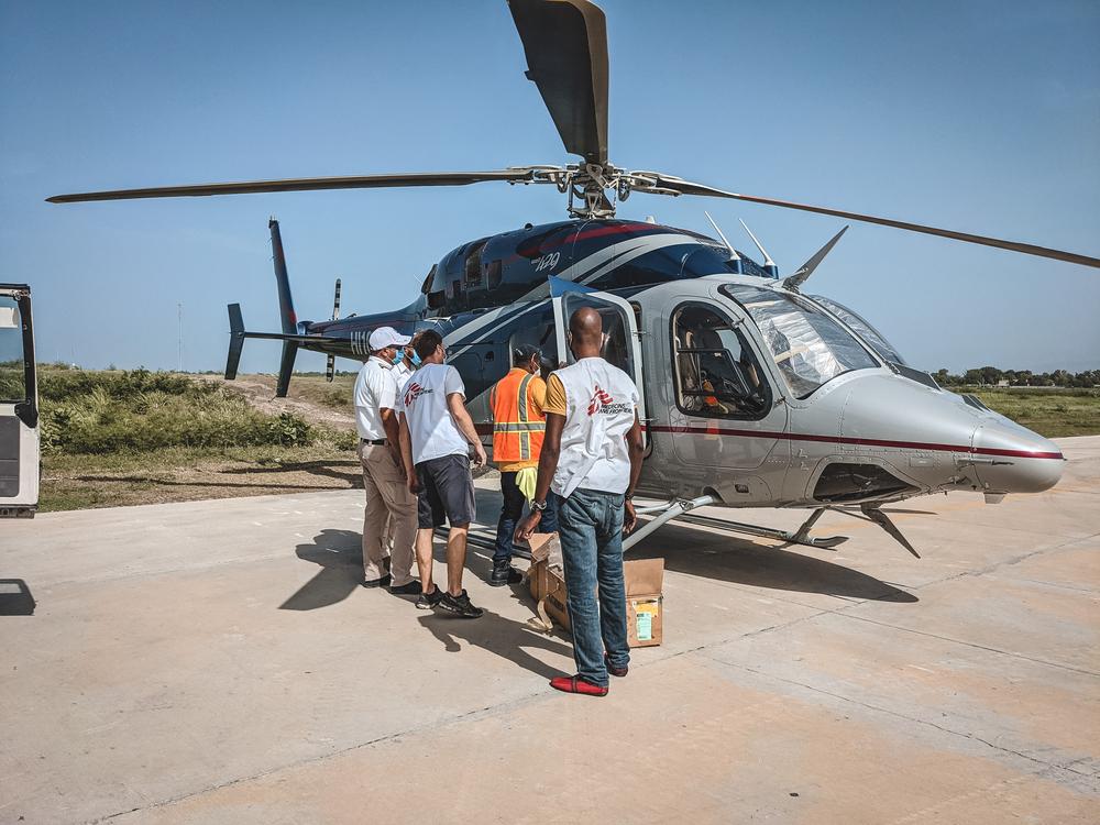 MSF equipment is loaded onto a helicopter in Port-au-Prince for transport to Les Cayes, in the southern department, where MSF is responding to the earthquake. 