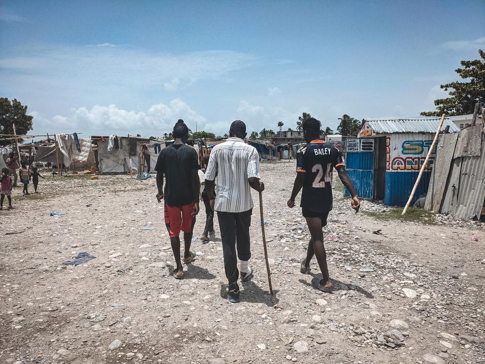 Jacques (centre) was one of the first patients treated by MSF after the earthquake. He helped MSF teams organise a mobile clinic that benefited 200 people in the camp. 