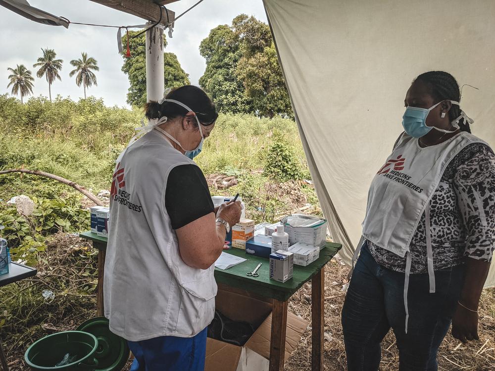 Des infirmières MSF préparent des médicaments pour un patient aux Cayes. 31 août 2021 