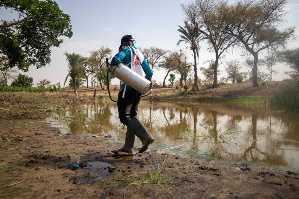 MSF teams treating the different water points in the village of Ara in the commune of Bandé in the department of Magaria in south of Niger. 