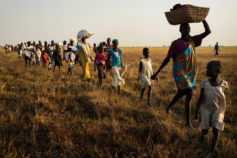 Tens of thousands of people from all over the nearby region prepare to receive their first distribution in many months in Thonyor. 