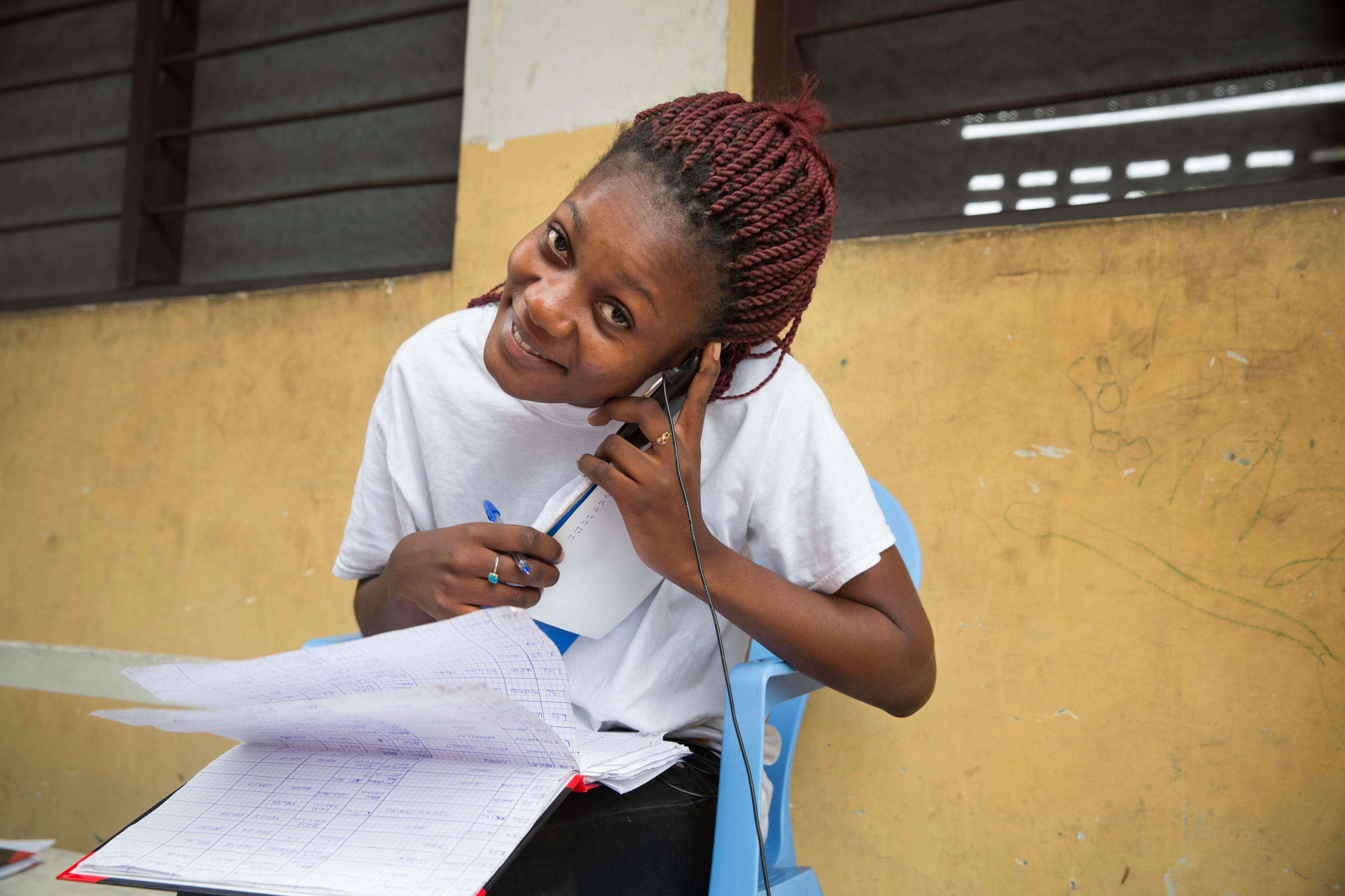 Une opératrice radio dans la zone II lors de la campagne de vaccination MSF contre la fièvre jaune à Kinshasa. Août 2018. RDC. 