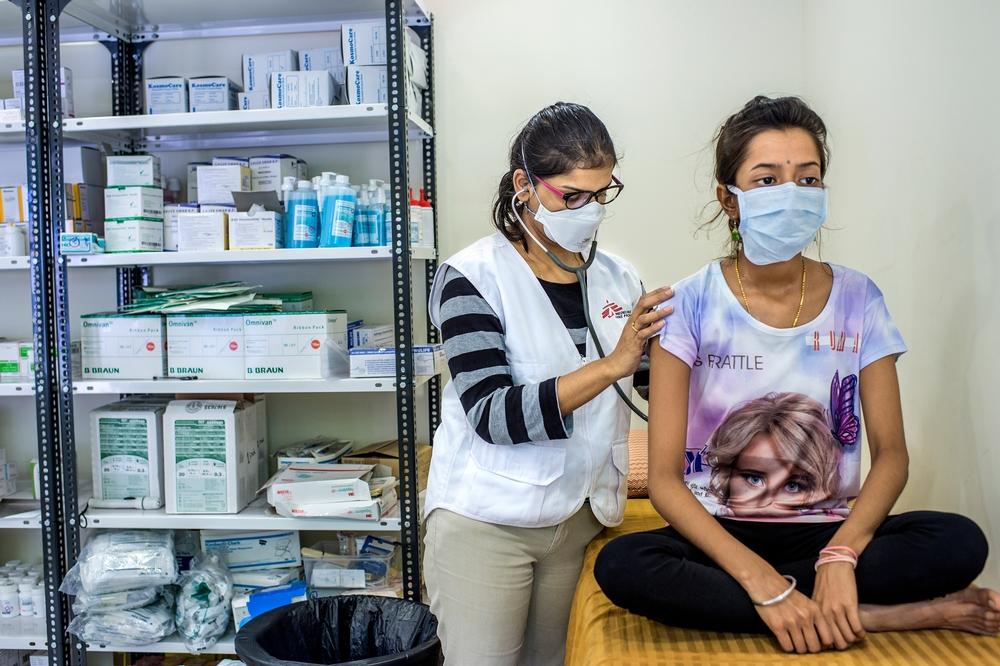 Joan, médecin MSF, donne une consultation à Nischaya, une patiente atteinte de tuberculose ultrarésistante, dans la clinique MSF de Mumbai. Octobre 2016. 