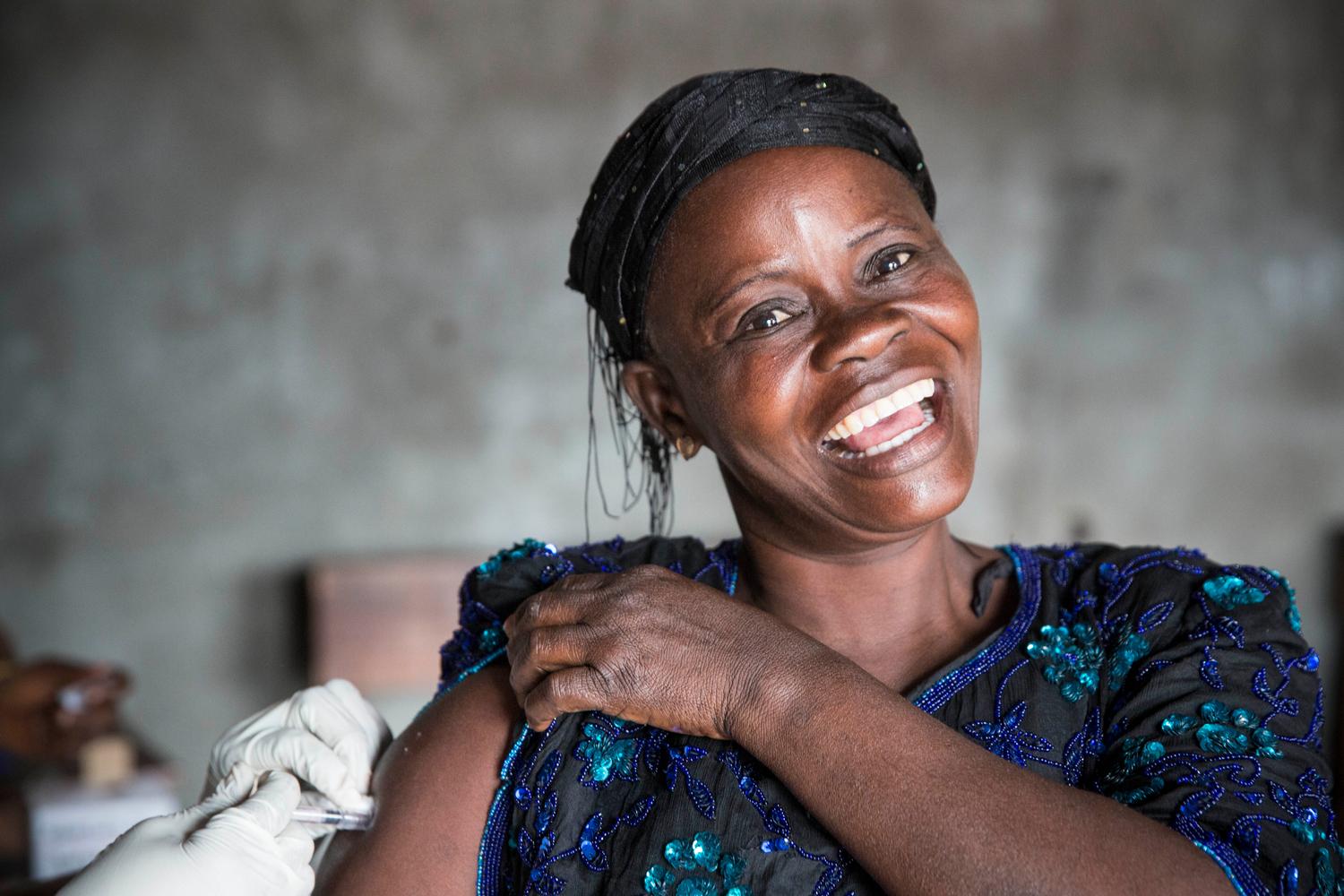 A woman receives a yellow fever vaccination following an outbreak of the deadly disease in Kinshasa. Democratic Republic of Congo, August 2016. 