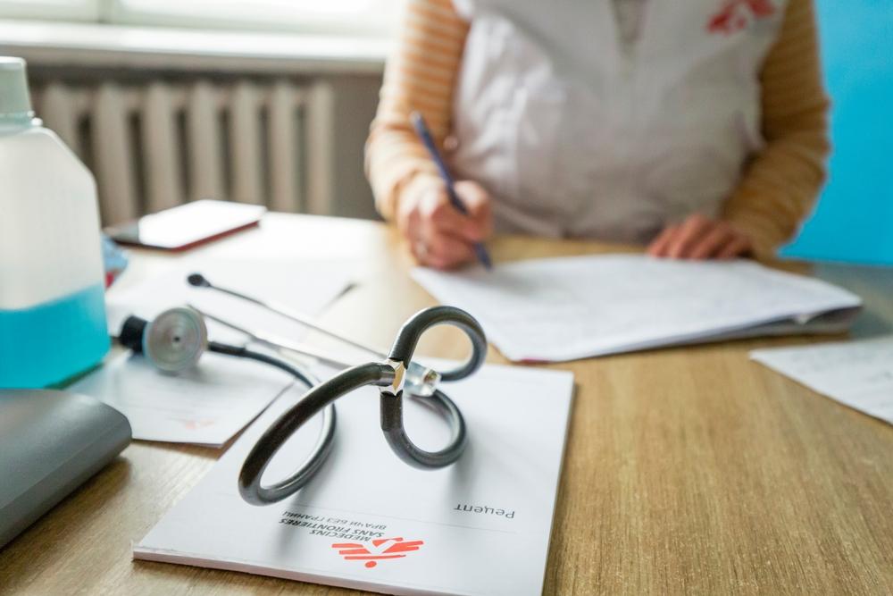 Le docteur Tatiana Azarova lors d'une consultation avec un patient dans la clinique mobile MSF de Pavlopil, en Ukraine. 