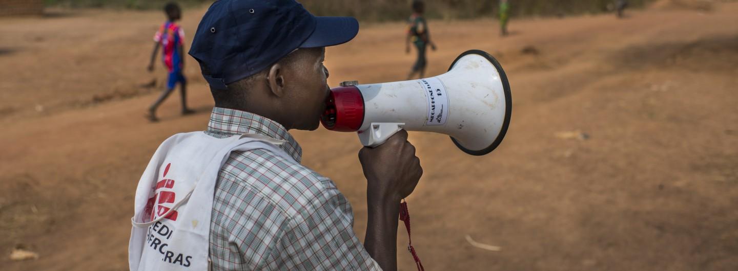 Un membre du personnel de MSF sensibilise la population lors d'une campagne de vaccination à Maloum : informer sur les bénéfices de la vaccination est crucial. Mars 2017. République centrafricaine. 