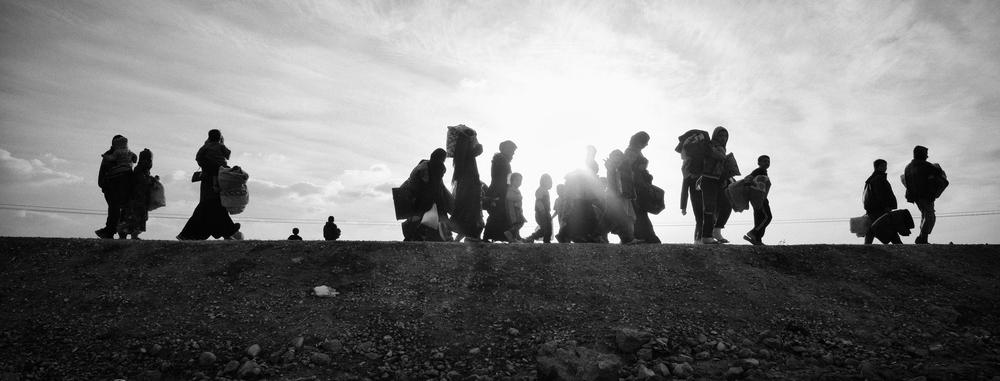 Des personnes déplacées arrivent en grand nombre avec leurs affaires au camp d'Ain Issa, l'un des plus grands camps de déplacés de la région. Raqqa, Syrie, novembre 2017.
