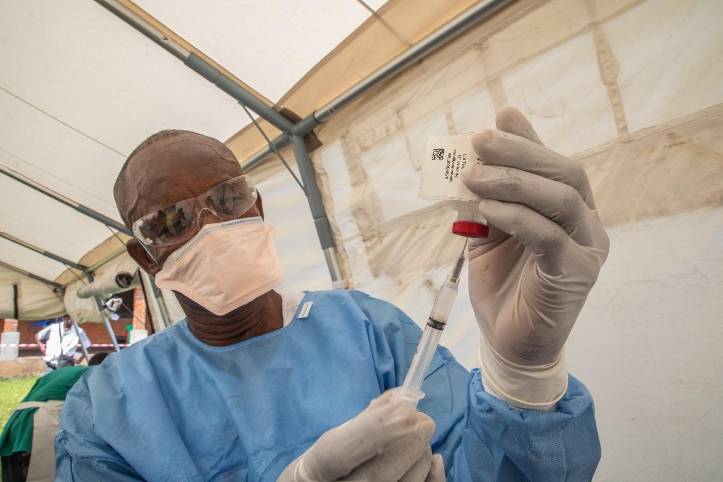 Un infirmier prépare un vaccin Ebola sur le site de Bikoro, province de l'Equateur, en RDC. 2018 