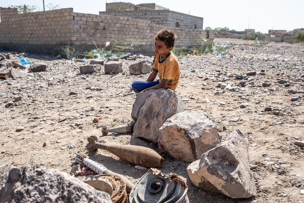 Un enfant est assis près de roquettes désamorcées. Mawza est situé dans le gouvernorat de Taiz, à 45 minutes de route à l&#039;est de la ville de Mocha. Décembre 2018 . 