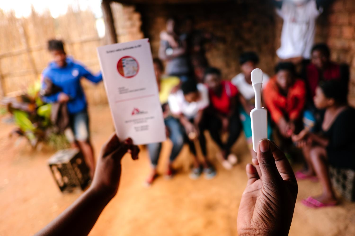 Un agent de santé communautaire de MSF explique aux travailleurs du sexe comment utiliser un auto-test de dépistage du VIH dans le cadre des activités de sensibilisation projet de MSF destiné aux travailleurs du sexe à Dedza. Malawi, janvier 2019. 