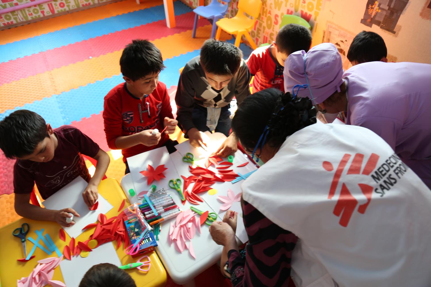 Une équipe MSF et des enfants durant une thérapie de jeu faisant partie de notre approche holistique des soins psychologiques pour les enfants vivant avec la TB. Douchanbé, Tadjikistan. Septembre 2018.  