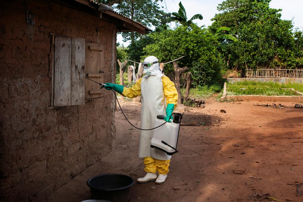 Après qu'un inhibiteur du village de Ndiovu ait été diagnostiqué avec la fièvre de Lassa, une équipe WatSan se rend dans le village pour désinfecter la maison du patient. 