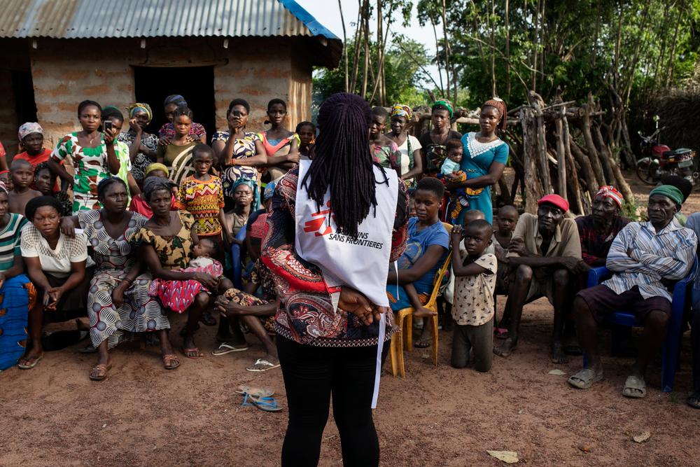 Promotion de la santé à Ndiovu, après qu&#039;un inhibiteur du village ait été diagnostiqué avec la fièvre de Lassa. 