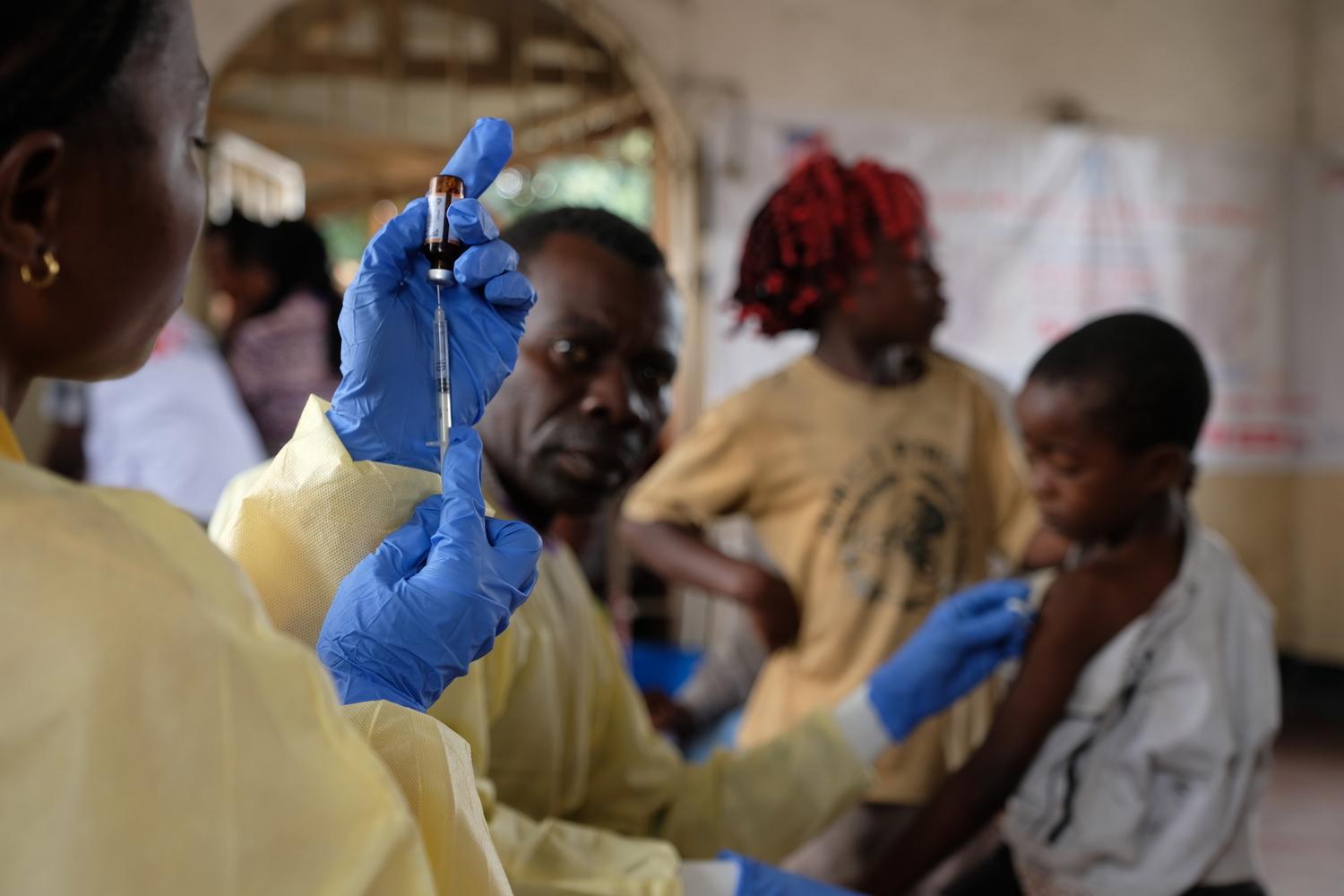 Un soignant prépare un vaccin contre la rougeole lors d'une campagne de vaccination en République démocratique du Congo en septembre 2019. Les équipes MSF mènent des campagnes de vaccination dans le monde entier pour prévenir les maladies dans les endroits où les soins de santé sont limités pour les malades. 