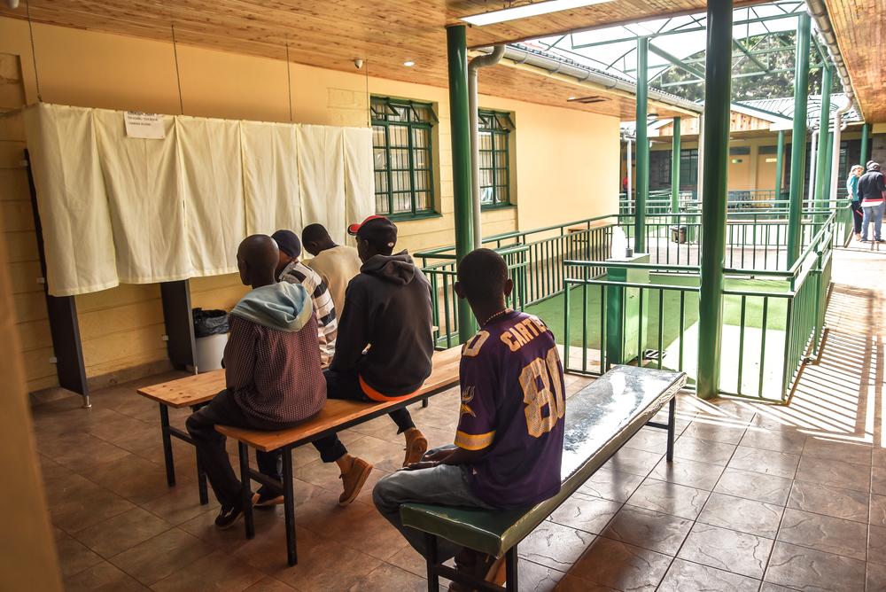 Clinique de Karuri, Kenya. Des patients attendent de prendre leur méthadone dans le cadre de leur traitement contre l’addiction à l’héroïne. 