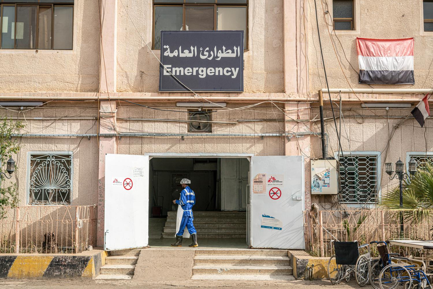 Un employé MSF entre dans l'hôpital d'Al-Kuwait, où MSF soutient un centre de traitement contre le Covid-19. Sanaa, Yémen, juin 2020. 