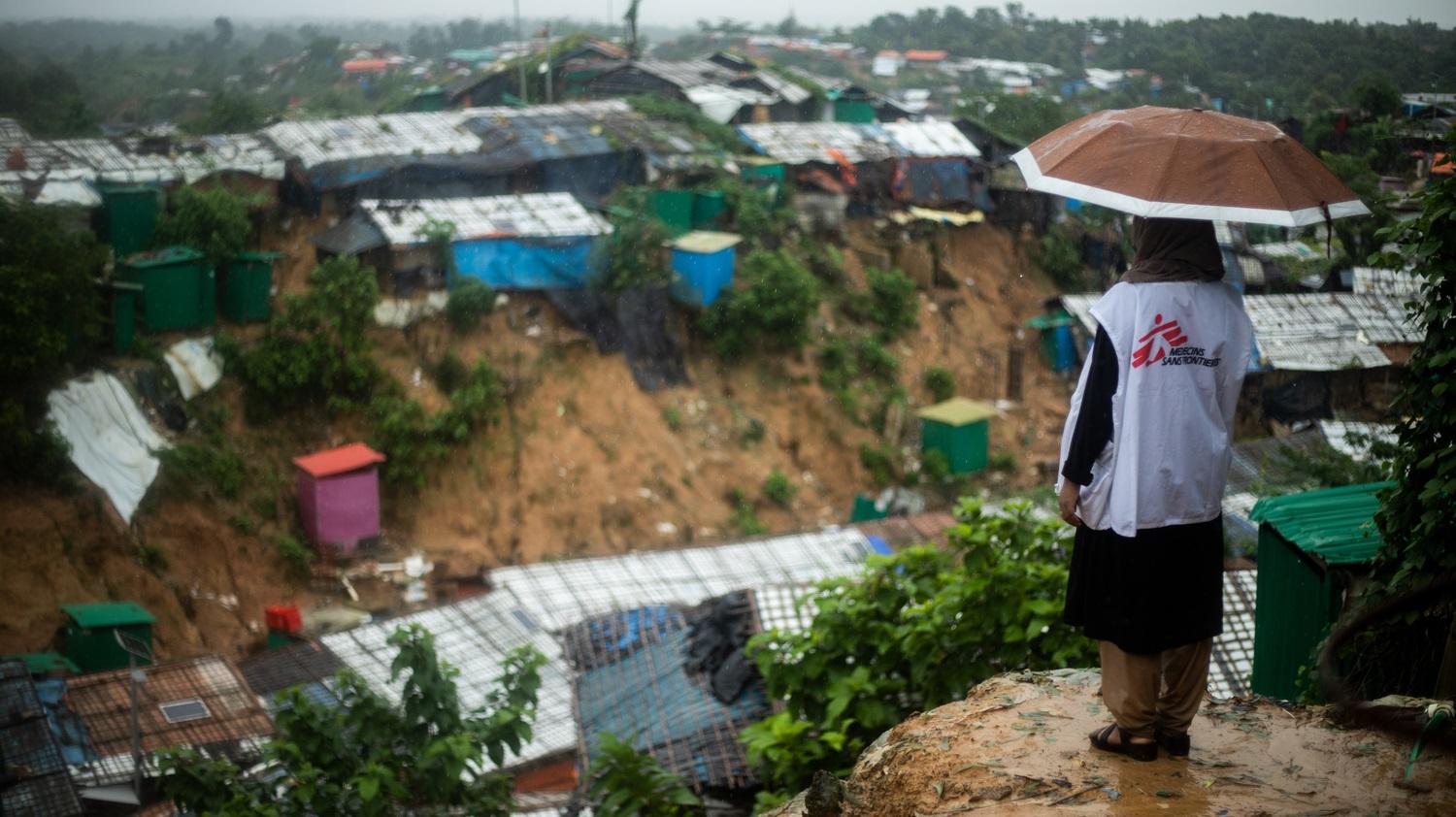 Un membre du personnel de MSF observe le camp de réfugiés de Jamtoli à Cox's Bazar, au sud-est du Bangladesh. Août 2020. 