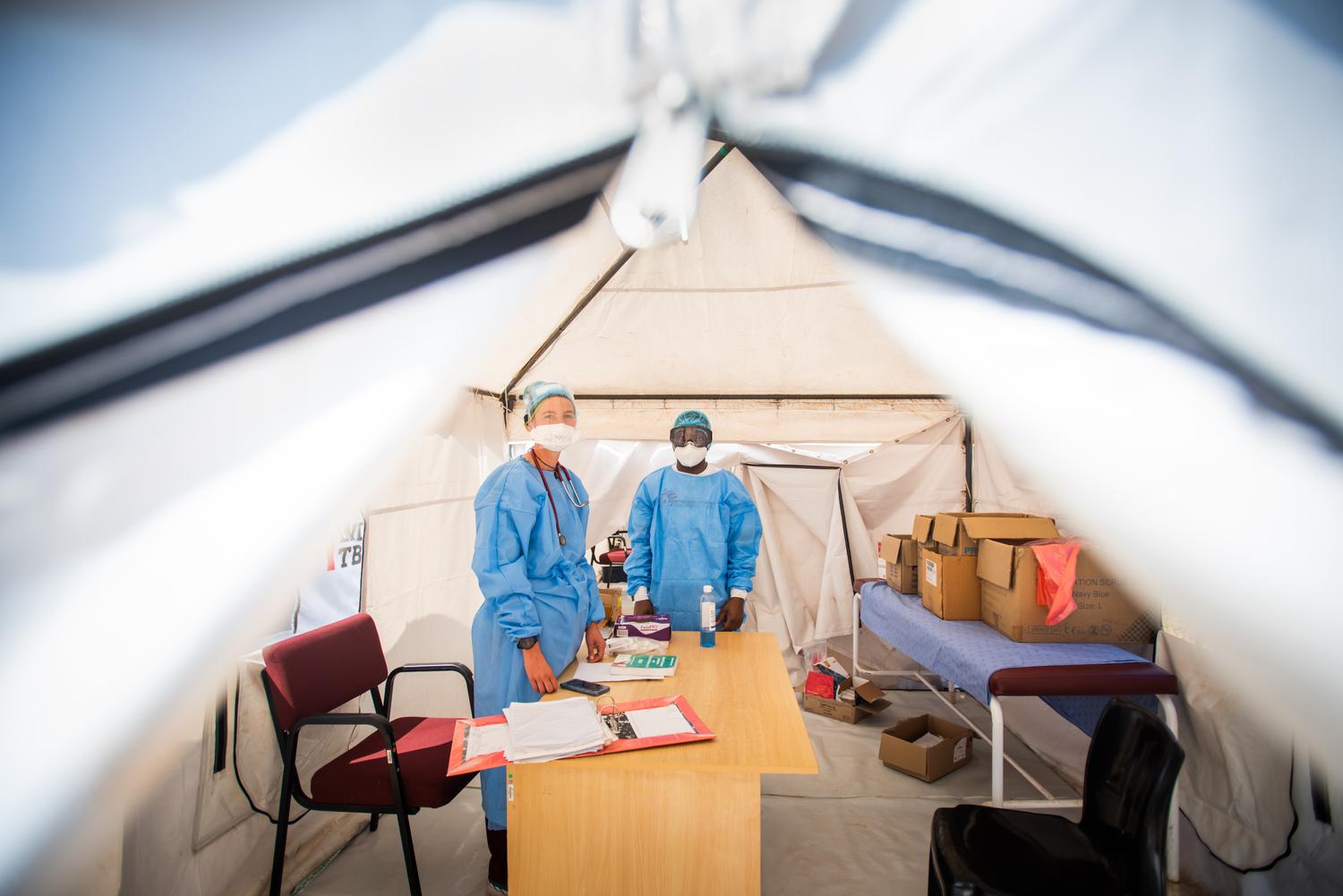 Le Dr Helene Muller et Buhle Nkomonde, infirmière, dans la tente de dépistage et de test Covid-19 à l'hôpital du district de Mbongolwane. Province de KwaZulu-Natal, Afrique du Sud, août 2020. 