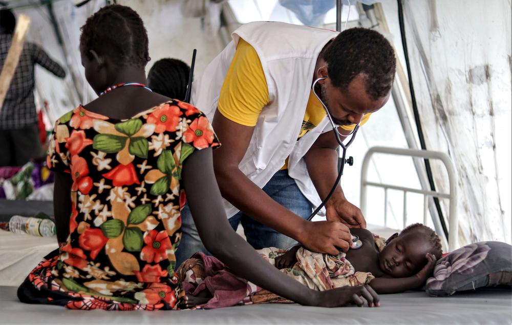 Un membre du personnel de MSF examine un patient dans l&#039;unité d&#039;hospitalisation de MSF dans la ville de Pibor. 2020. 