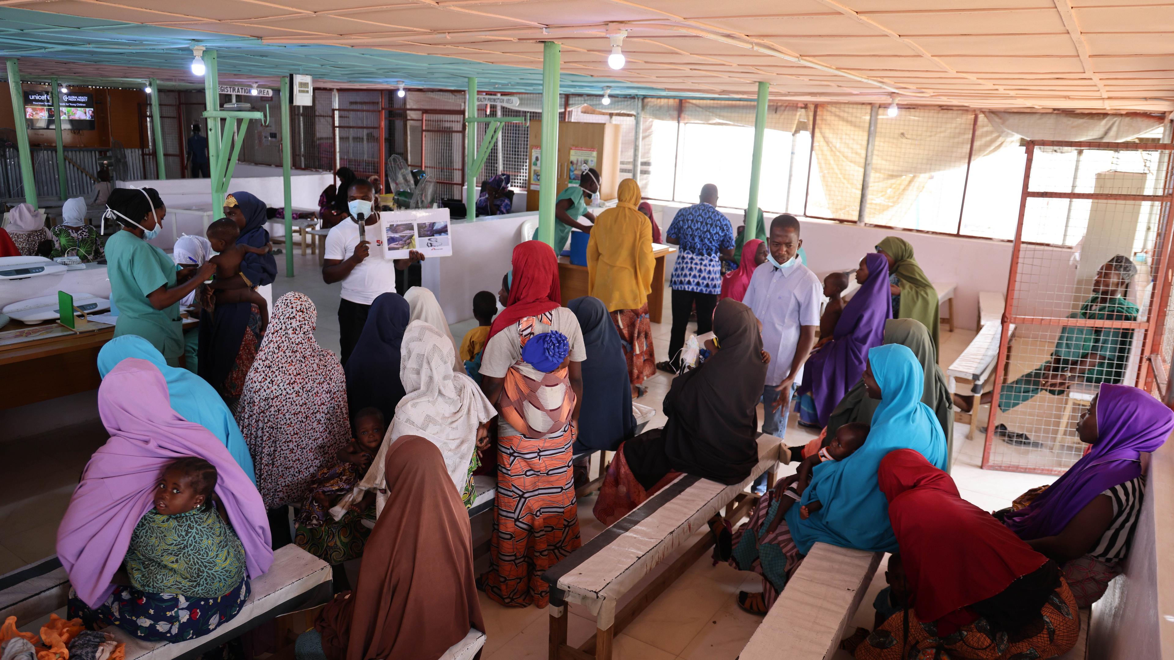 Des femmes écoutent un membre du personnel de MSF qui les éclaire sur les bonnes pratiques en matière de santé. 