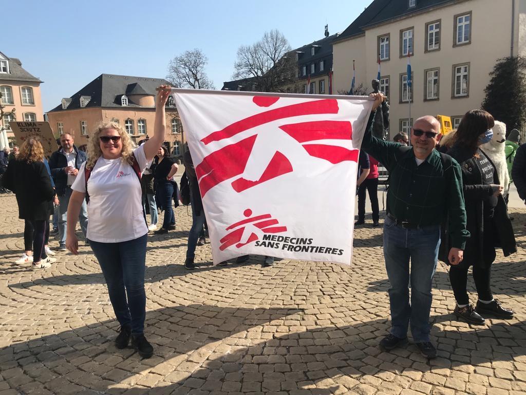 Représentants de MSF Luxembourg portant le drapeau de l’organisation à la manifestation du collectif « Youth for Climate », convoquée à la Place Clairefontaine de la capitale du Grand-Duché. 25 mars 2022. 