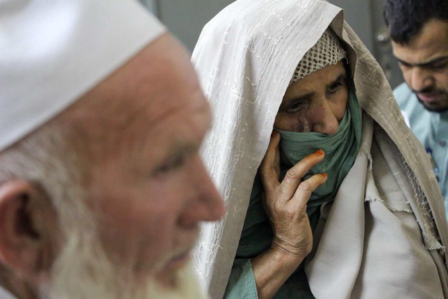  Une patiente atteinte de leishmaniose cutanée arrive avec son mari dans les locaux de MSF à l’hôpital mémorial Naseerullah Khan Babar, à Peshawar, au Pakistan. Juin 2019. 