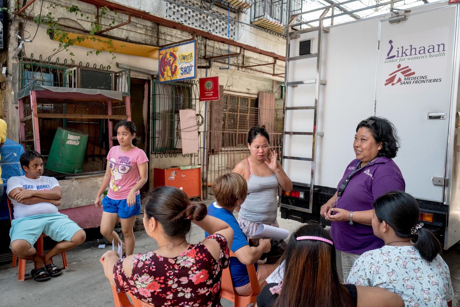 Une session de sensibilisation sur le dépistage du cancer du col de l&#039;utérus à Tondo, Manille, où MSF travaille avec l&#039;organisation locale Likhaan pour faciliter l&#039;accès aux soins de santé sexuelle et reproductive. Philippines. Juin 2019. 
