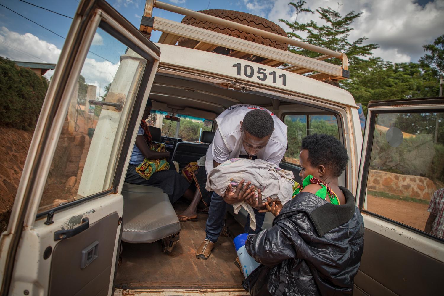 Un membre du personnel de MSF aide une femme et son bébé à leur arrivée au camp de réfugiés de Nduta. La mère a été envoyée à l&#039;hôpital de Kibondo pour accoucher, en raison de complications. Tanzanie. Novembre 2018. 
