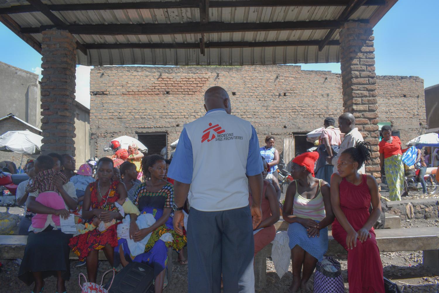 An MSF head nurse talks about family planning to people at Kasese market. Uganda, April 2019. 