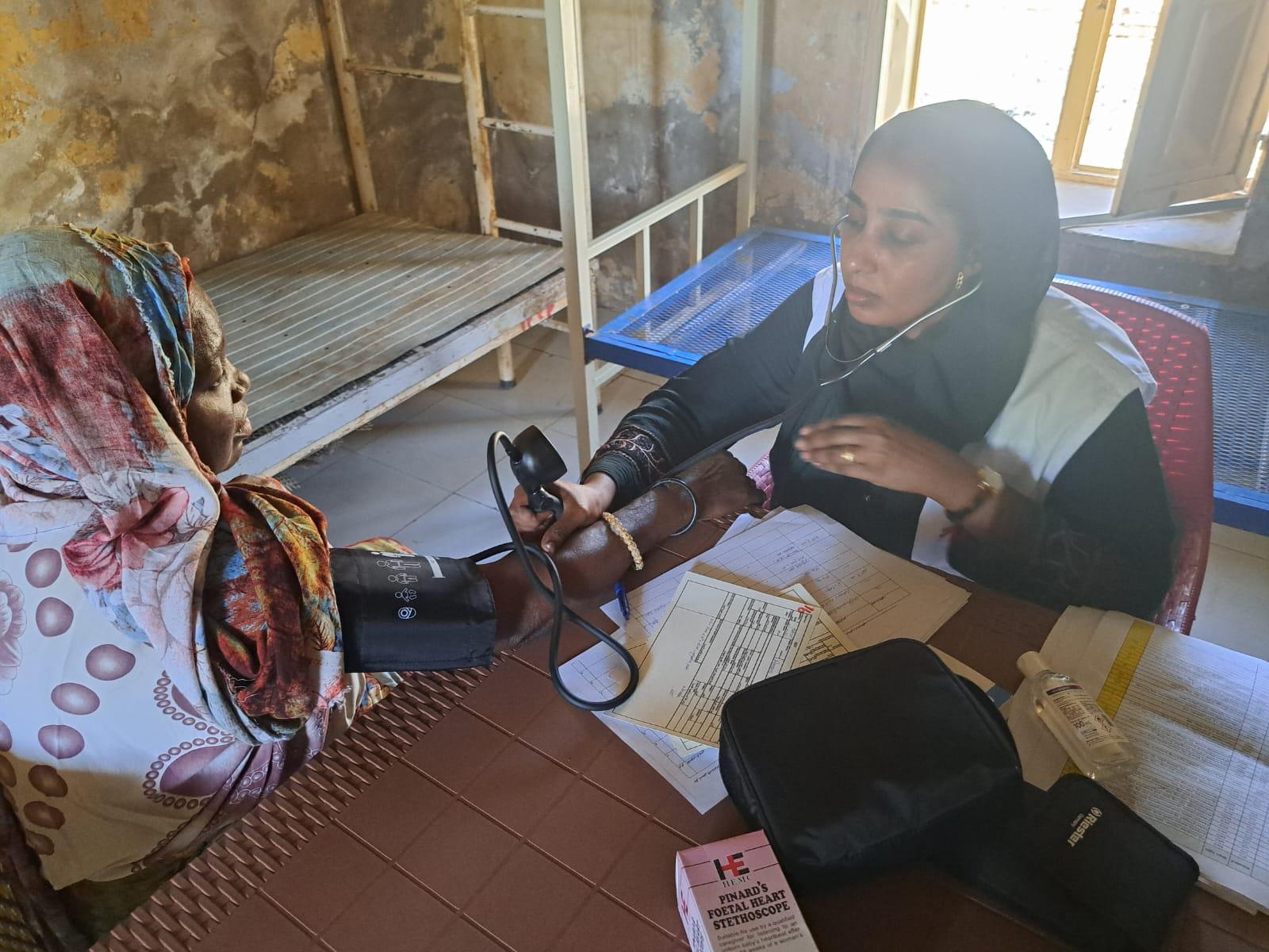 Hier, à Wad Madani, au Soudan, une équipe de MSF a commencé à fournir des soins de santé vitaux à des centaines de personnes déplacées fuyant la violence de Khartoum, grâce à des cliniques mobiles. 