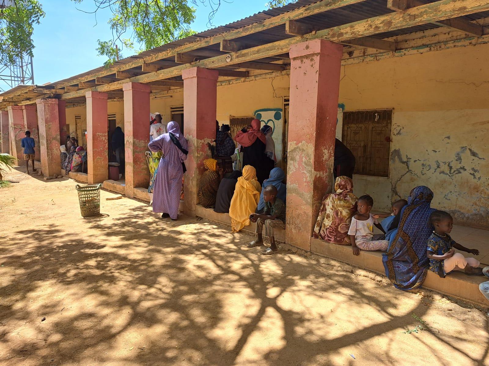 Hier, à Wad Madani, au Soudan, une équipe de MSF a commencé à fournir des soins de santé vitaux à des centaines de personnes déplacées fuyant la violence de Khartoum, grâce à des cliniques mobiles. 