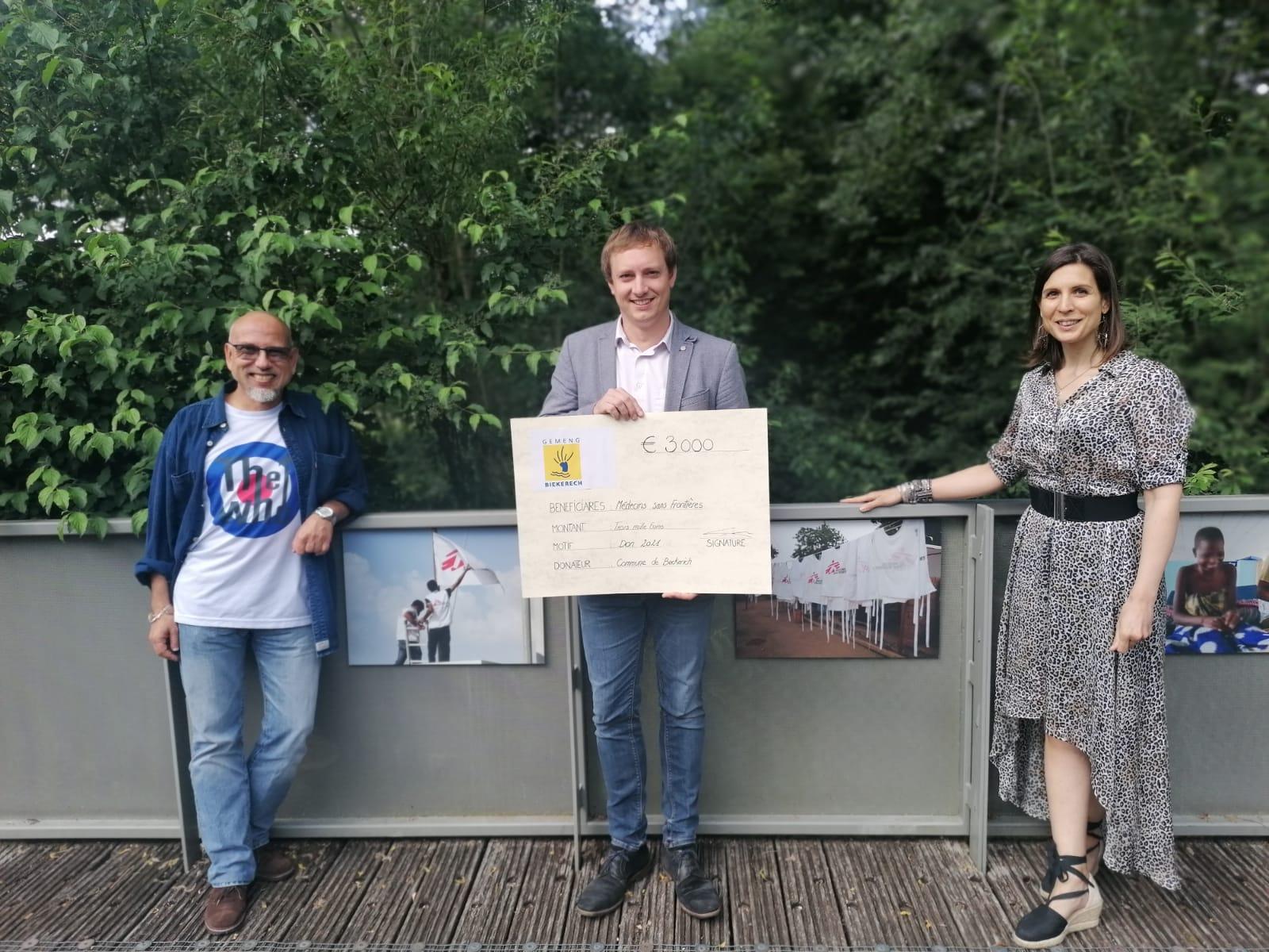 Check remittance in Beckerich on Friday, July 9th, 2021. From left to right: Roberto Baldanza, Thierry Lagoda, mayor of Beckerich, and Carole Nunez