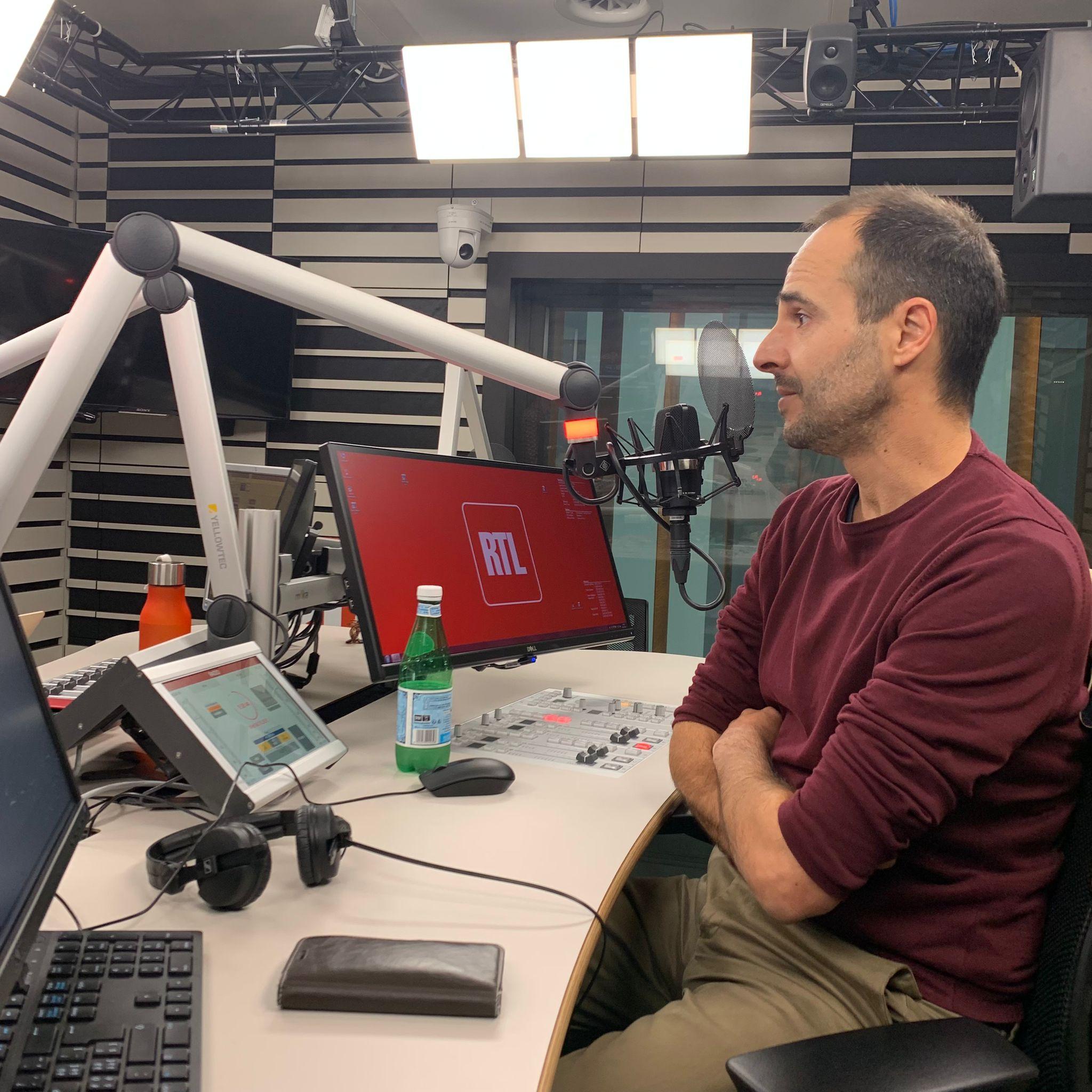 Dr Christou dans son interview dans le studio radio de  RTL. Octobre 2021. 